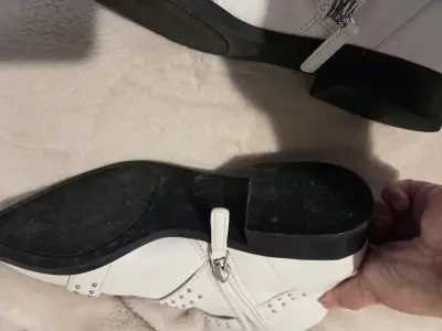 Botines blancos con hebillas y tachas - miniatura 6