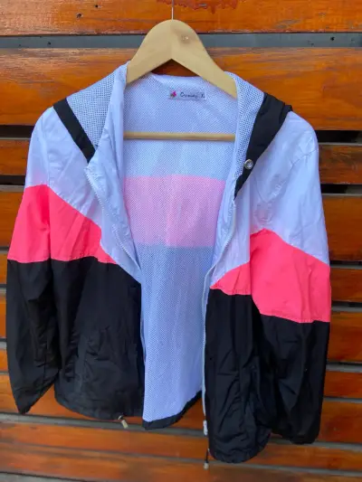Cortaviento con capucha tricolor para mujer - miniatura 2