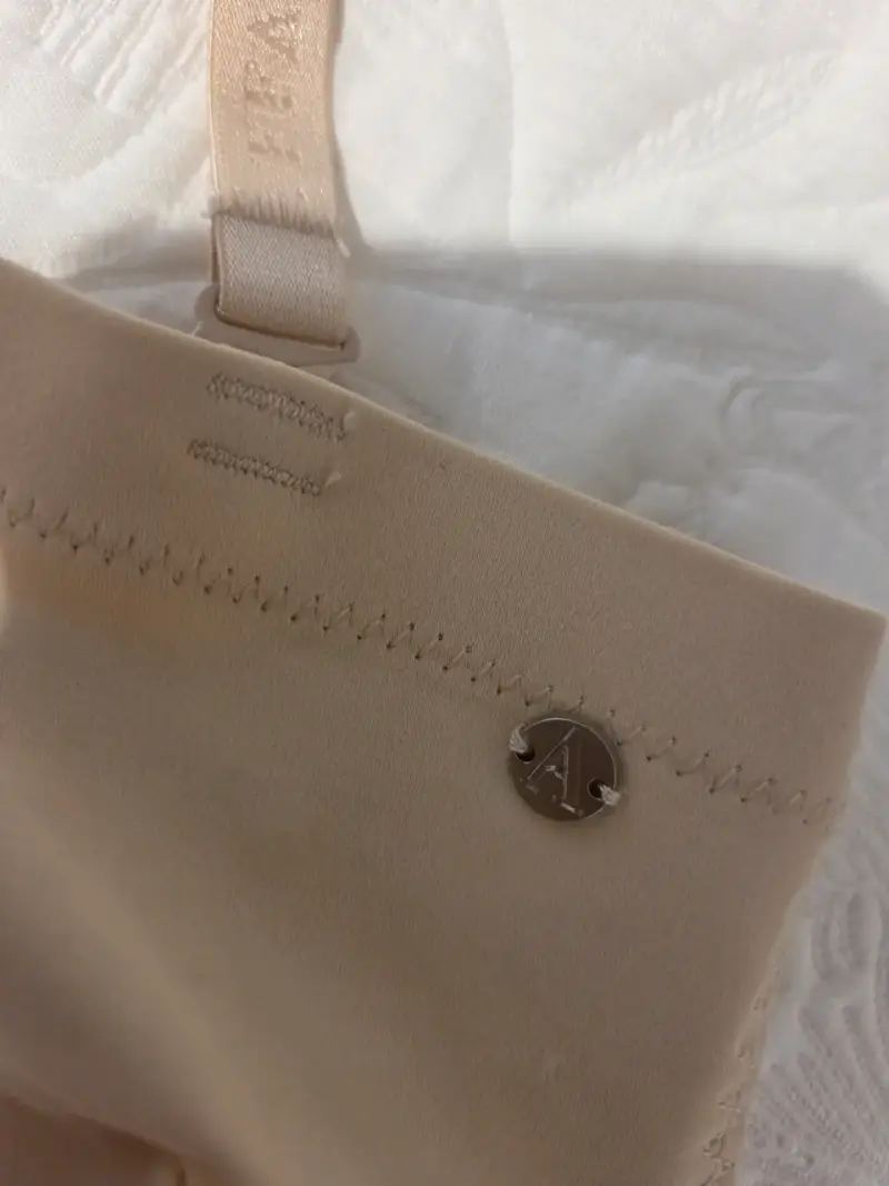 Sostén beige con detalle metálico - 1