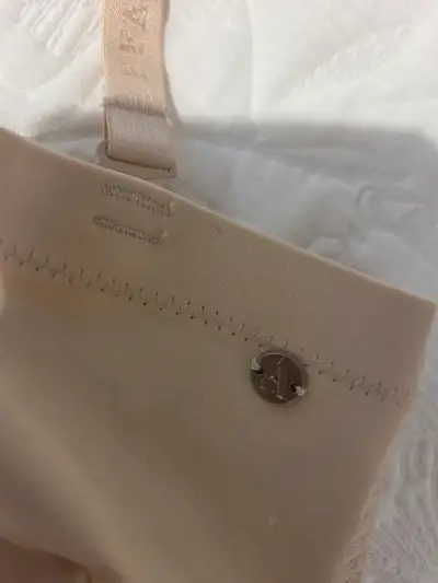 Sostén beige con detalle metálico - miniatura 1