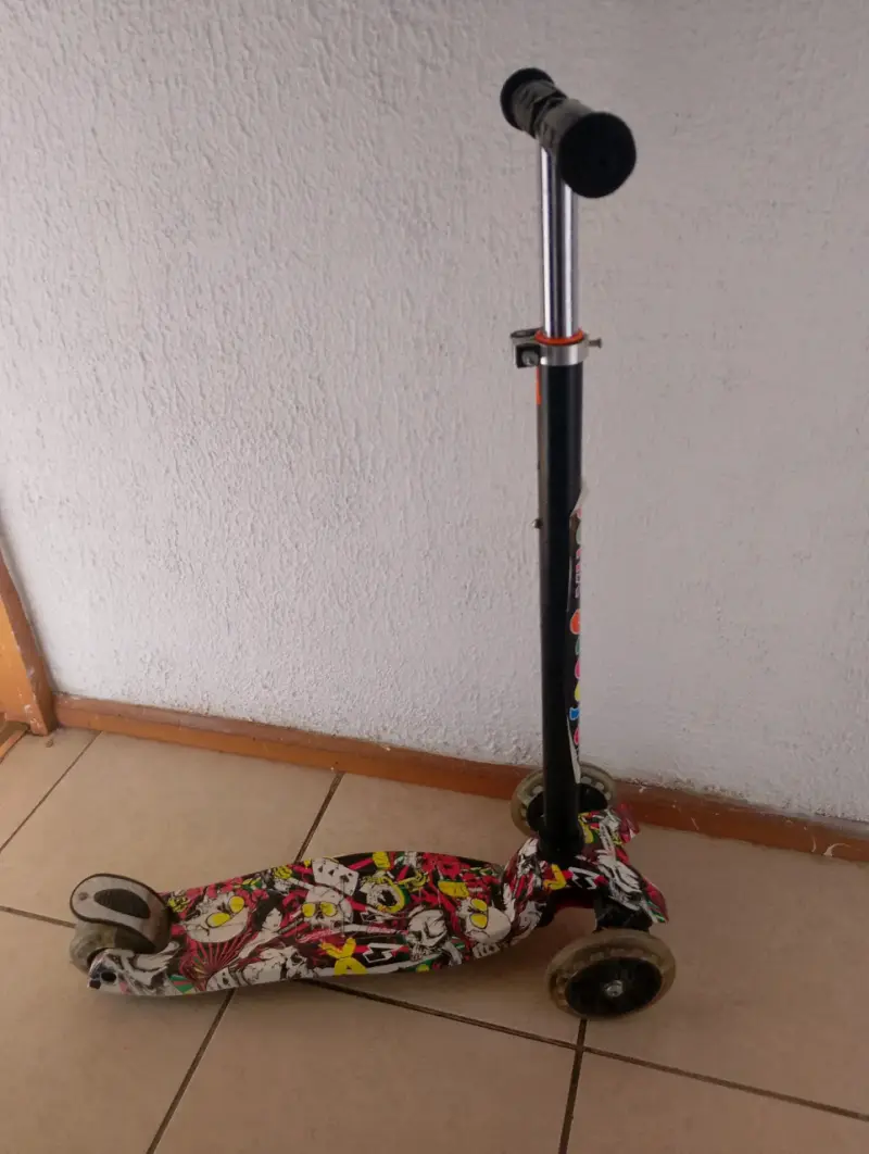 Scooter infantil con diseño colorido