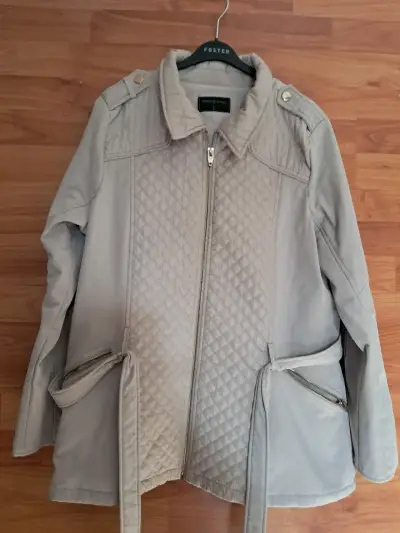 Chaqueta beige con diseño acolchado - miniatura 1