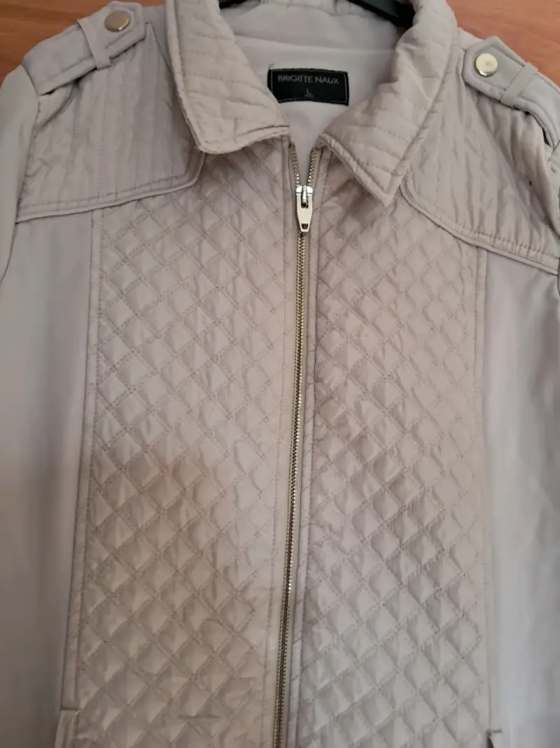 Chaqueta beige con diseño acolchado - 2