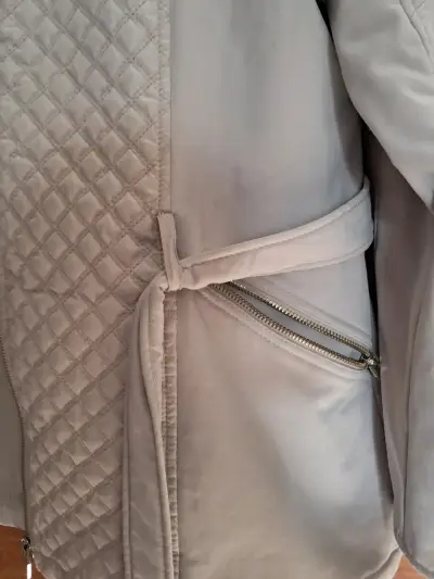 Chaqueta beige con diseño acolchado - miniatura 3