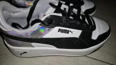 Zapatillas Puma negras y blancas con detalles holográficos - miniatura 1
