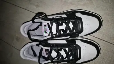 Zapatillas Puma negras y blancas con detalles holográficos - miniatura 2