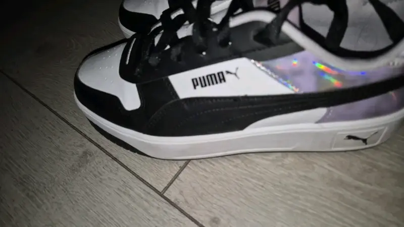 Zapatillas Puma negras y blancas con detalles holográficos - 3