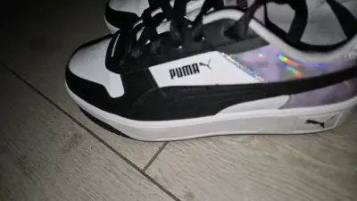 Zapatillas Puma negras y blancas con detalles holográficos - miniatura 3