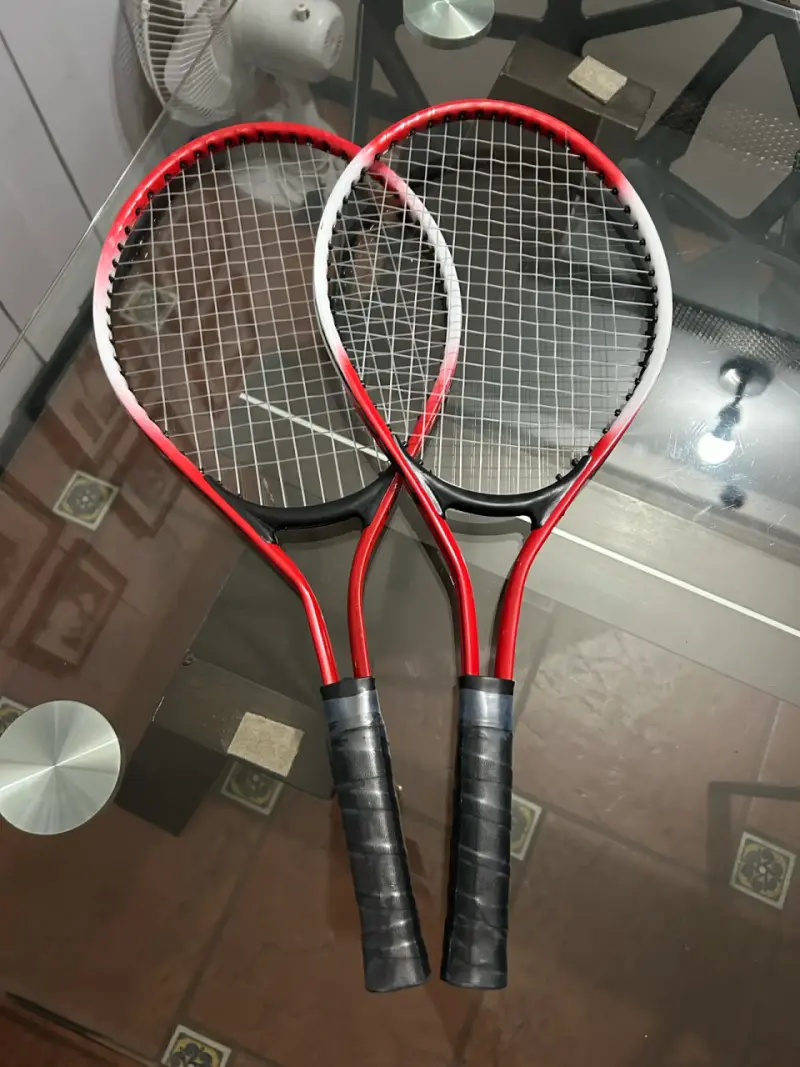 Par de raquetas de tenis rojas con negro - 1