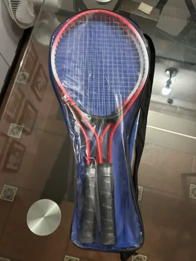Par de raquetas de tenis rojas con negro - miniatura 2