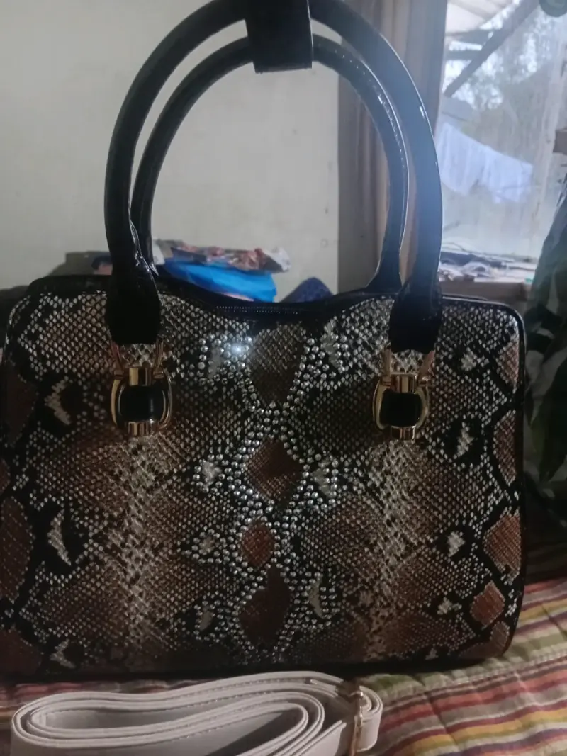 Cartera de mano con diseño de serpiente - 1