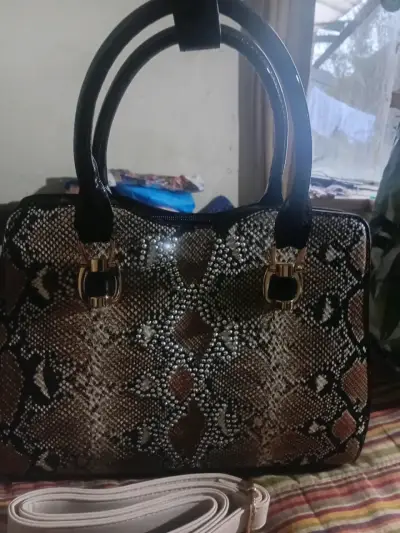 Cartera de mano con diseño de serpiente - miniatura 1