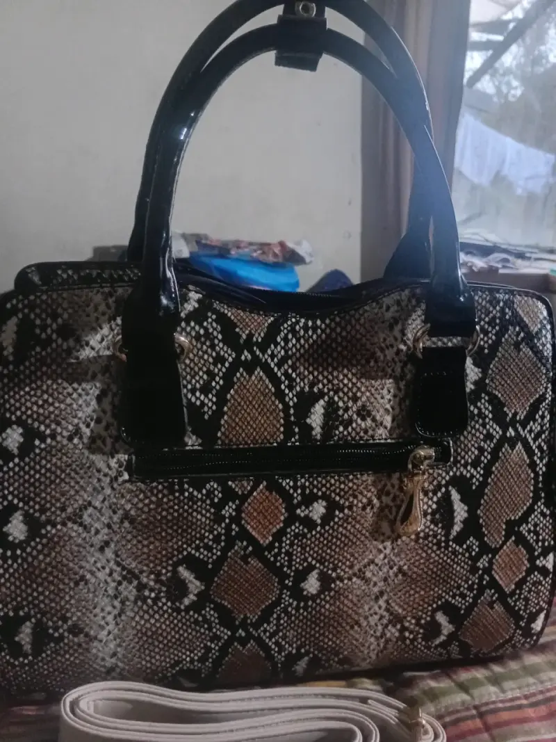 Cartera de mano con diseño de serpiente - 2