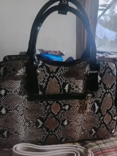 Cartera de mano con diseño de serpiente - miniatura 2
