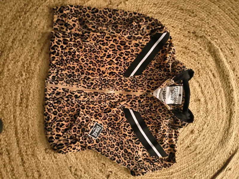 Chaqueta deportiva Everlast estampado leopardo