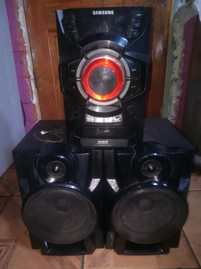 Sistema de sonido Samsung Giga con luces LED - 1