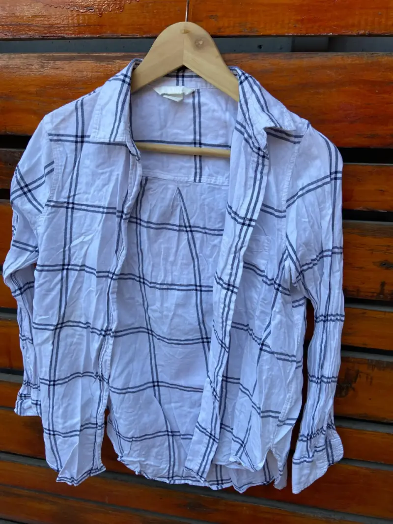 Camisa a cuadros blanca y negra