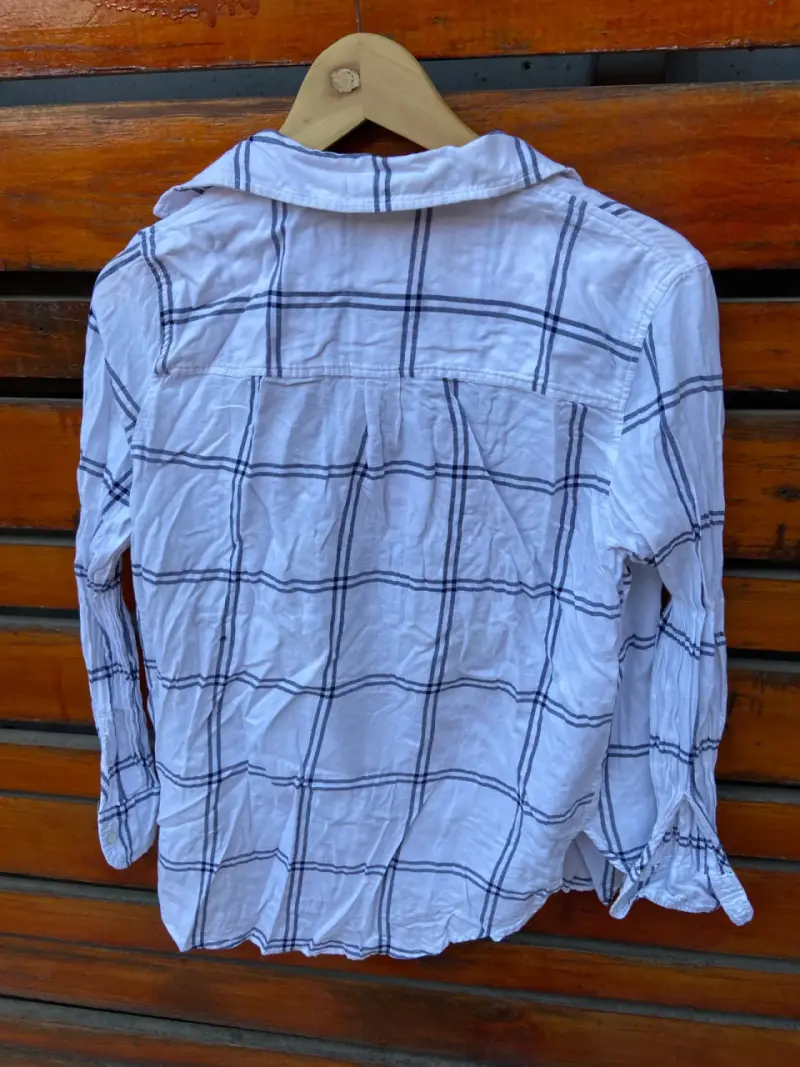 Camisa a cuadros blanca y negra - 2