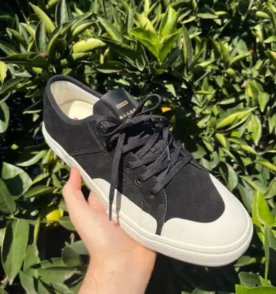 Zapatillas Globe negras de gamuza talla 9.5 - miniatura 1