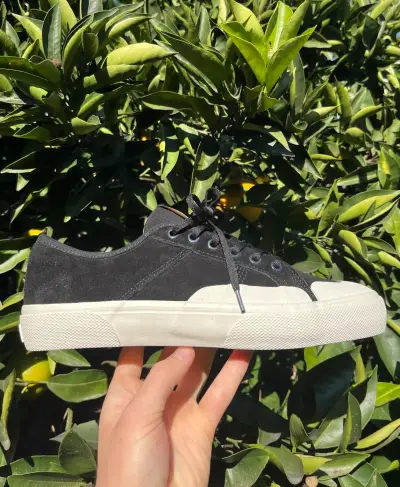 Zapatillas Globe negras de gamuza talla 9.5 - miniatura 2