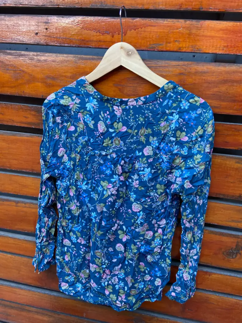 Blusa floral de manga larga azul