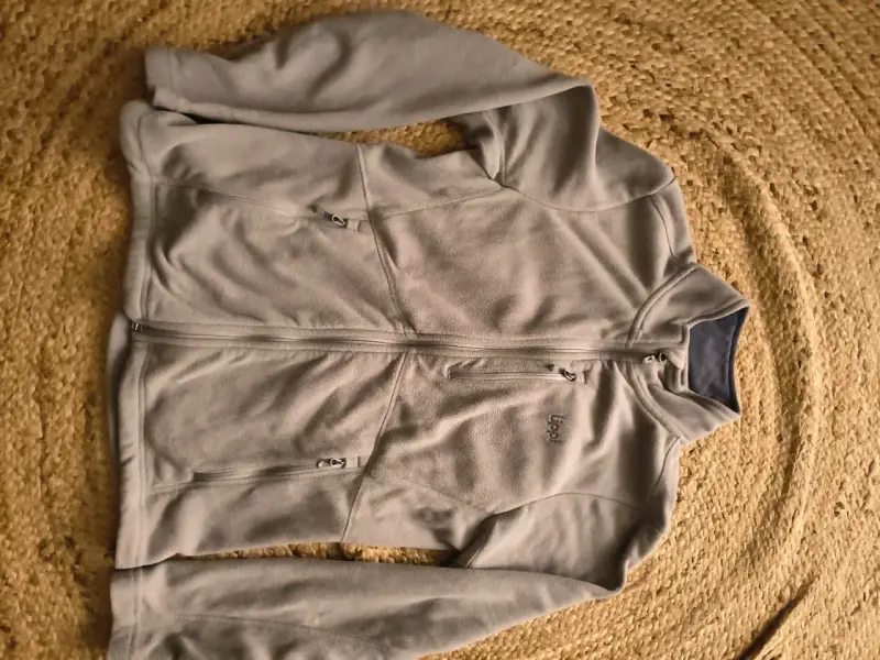 Chaqueta polar gris con cierre completo