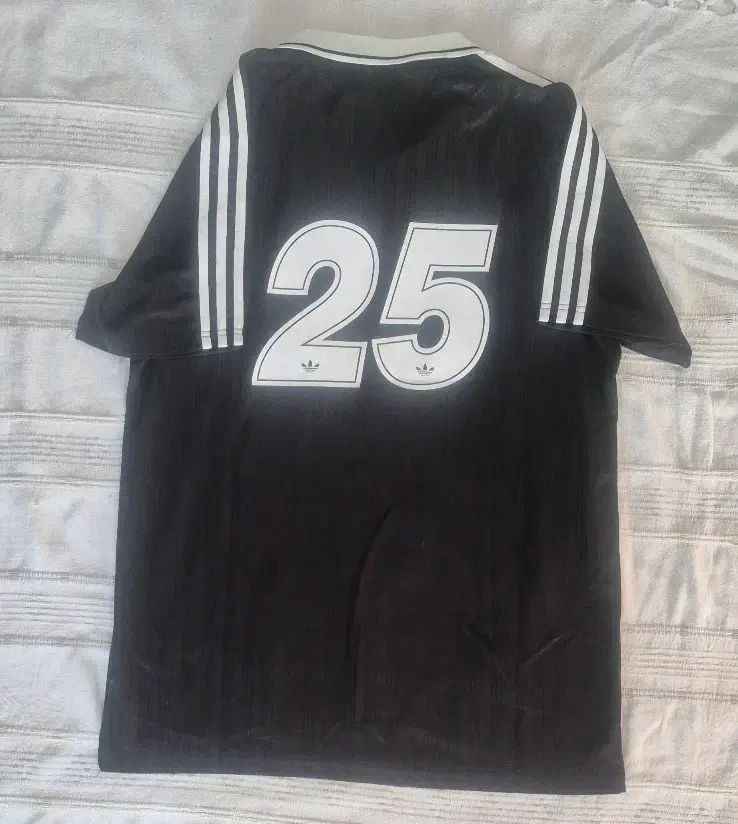 Polera Adidas negra edición Oasis - 2