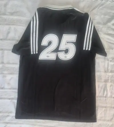 Polera Adidas negra edición Oasis - miniatura 2