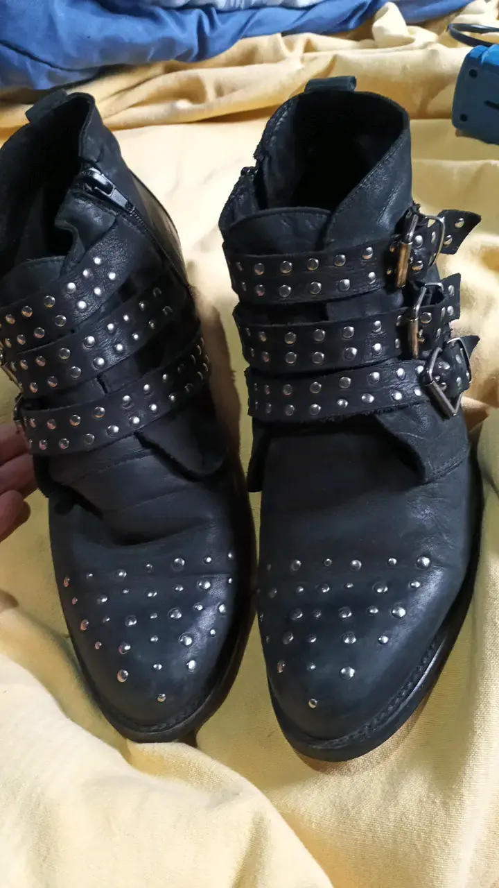 Botin Fantei de cuero negro con tachas - 1