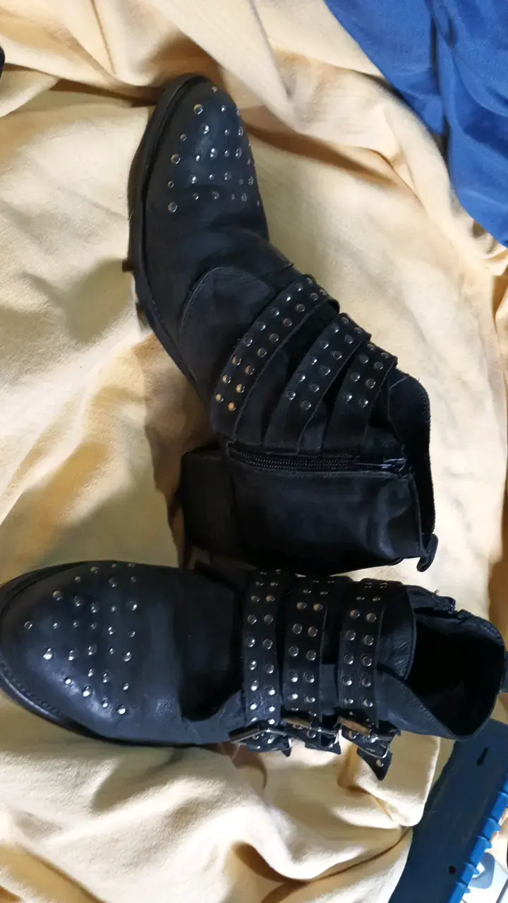 Botin Fantei de cuero negro con tachas - 2