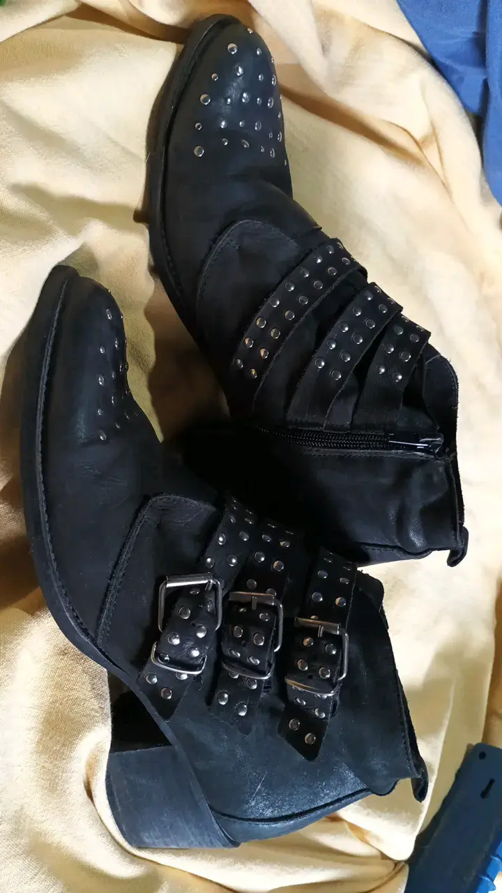 Botin Fantei de cuero negro con tachas - 3