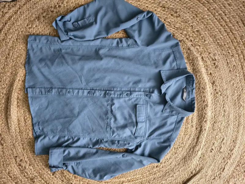 Camisa azul de manga larga para mujer.