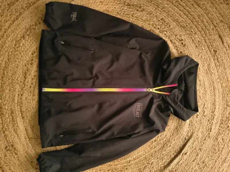 Chaqueta Everlast negra con capucha