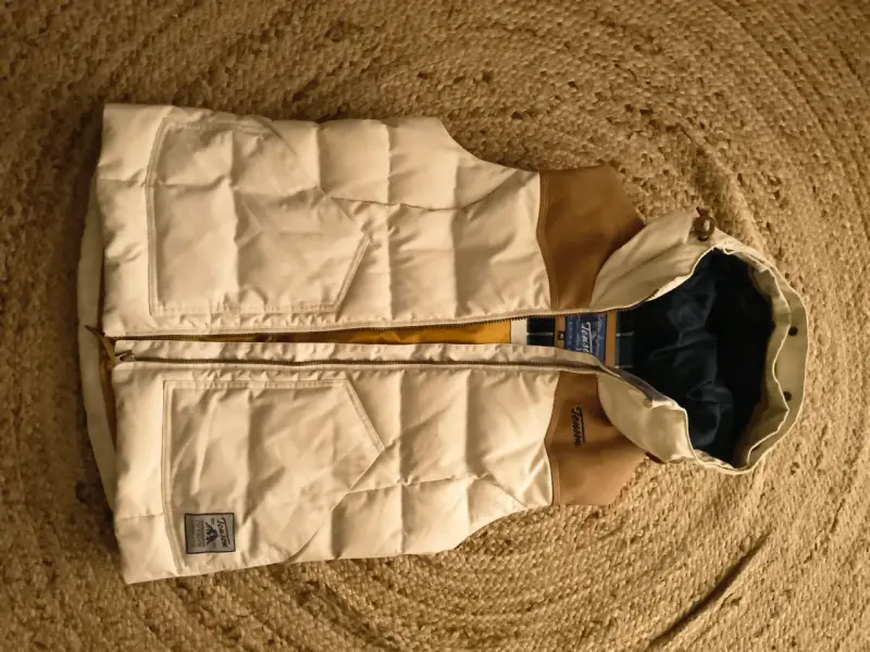 Chaqueta acolchado beige con capucha