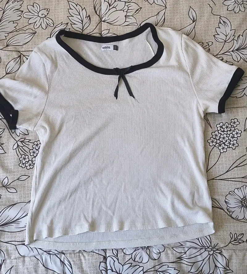 Polera blanca con ribete negro Sybilla - 1