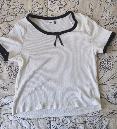 Polera blanca con ribete negro Sybilla - miniatura 1