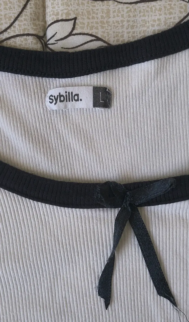 Polera blanca con ribete negro Sybilla - 3