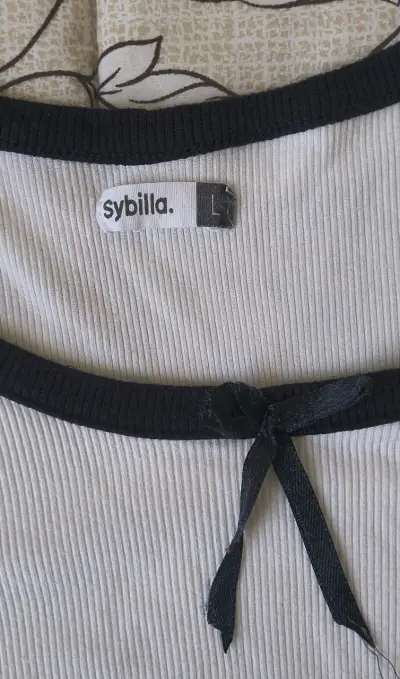 Polera blanca con ribete negro Sybilla - miniatura 3