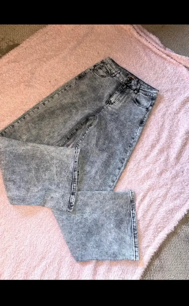 Jeans gris con brillos - 1