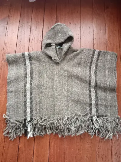 Poncho de lana gris con capucha - miniatura 1