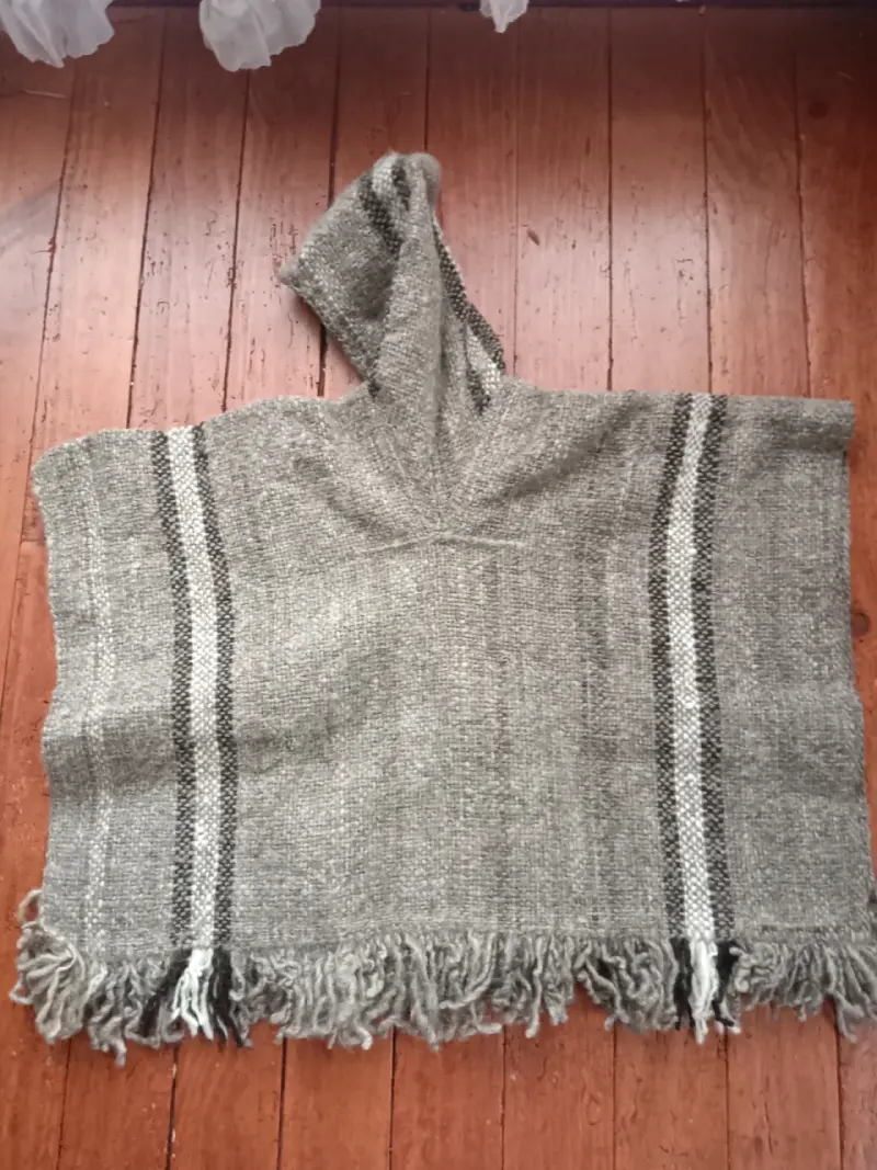 Poncho de lana gris con capucha - 2