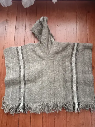Poncho de lana gris con capucha - miniatura 2