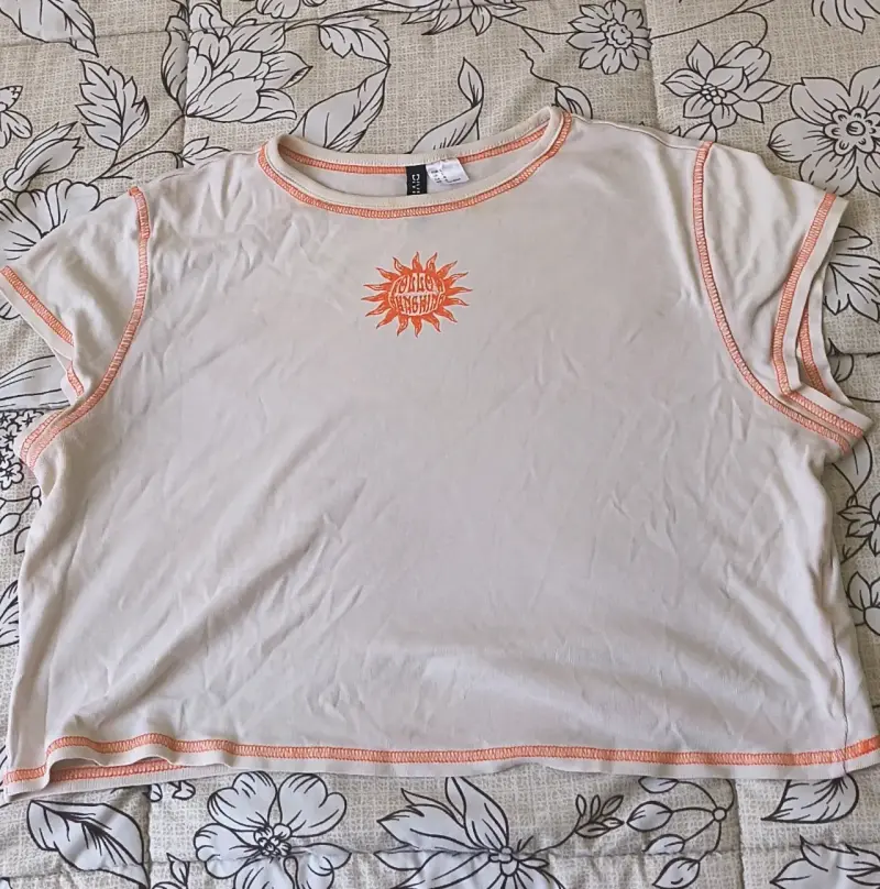 Polera beige con diseño de sol naranja H&M - 1