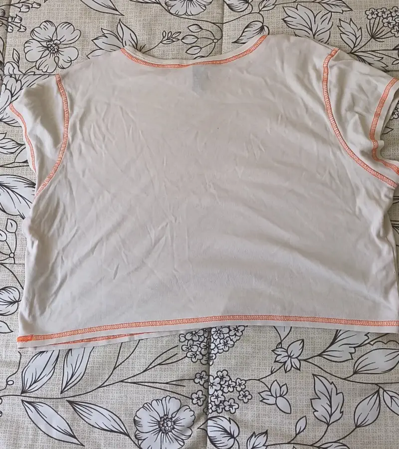 Polera beige con diseño de sol naranja H&M - 2
