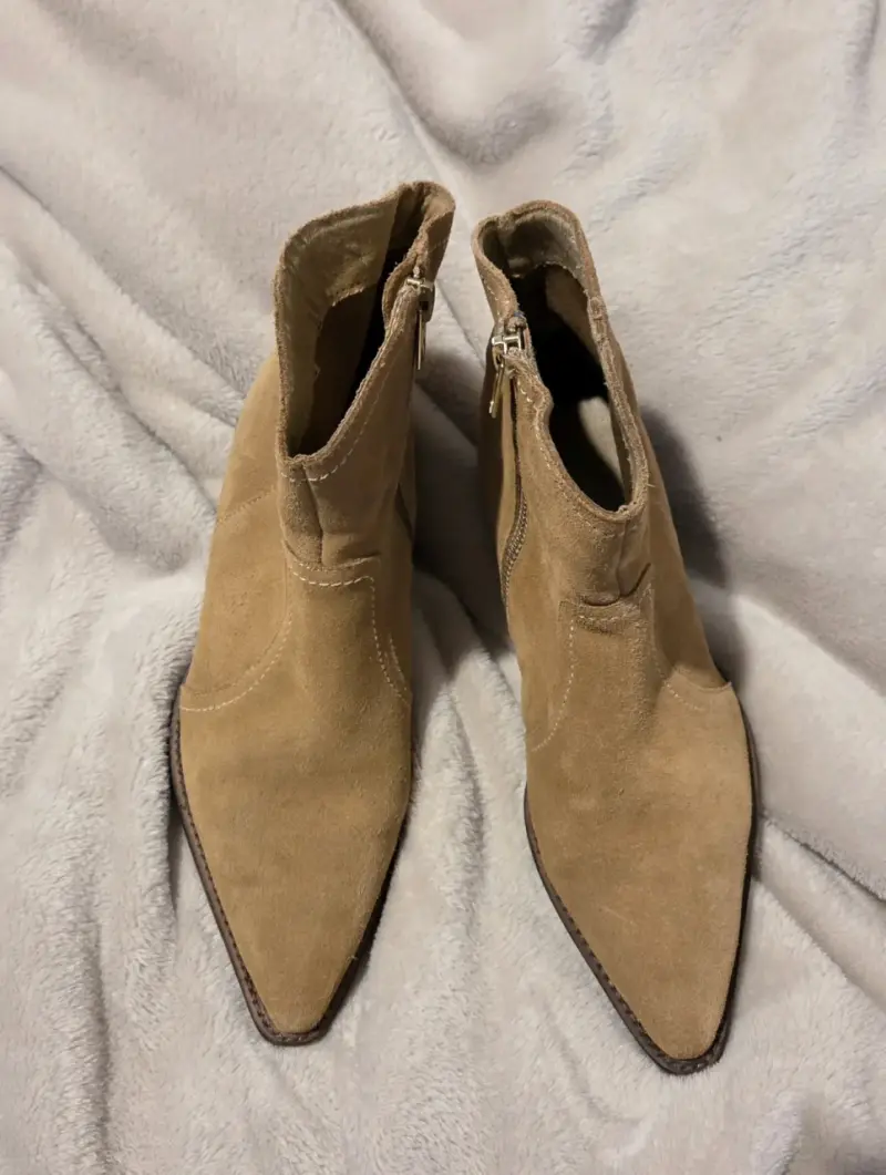 Botines de gamuza beige con cierre lateral