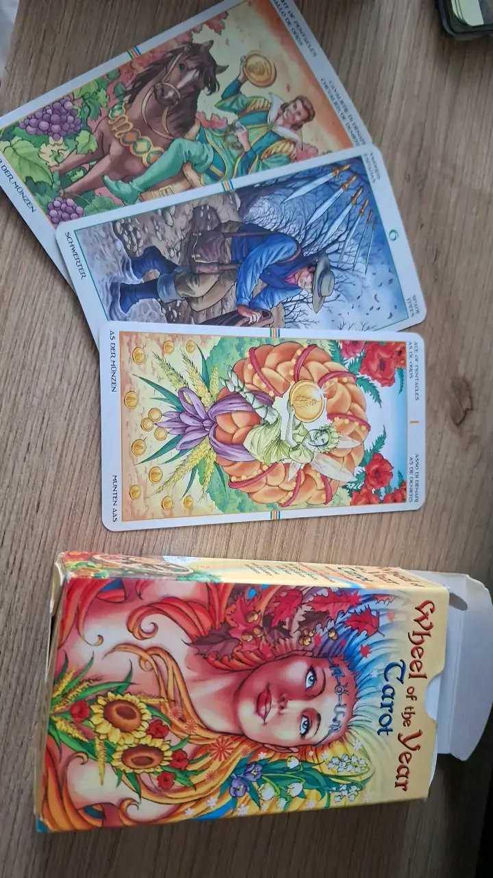 Tarot Wheel of the Year con ilustraciones coloridas