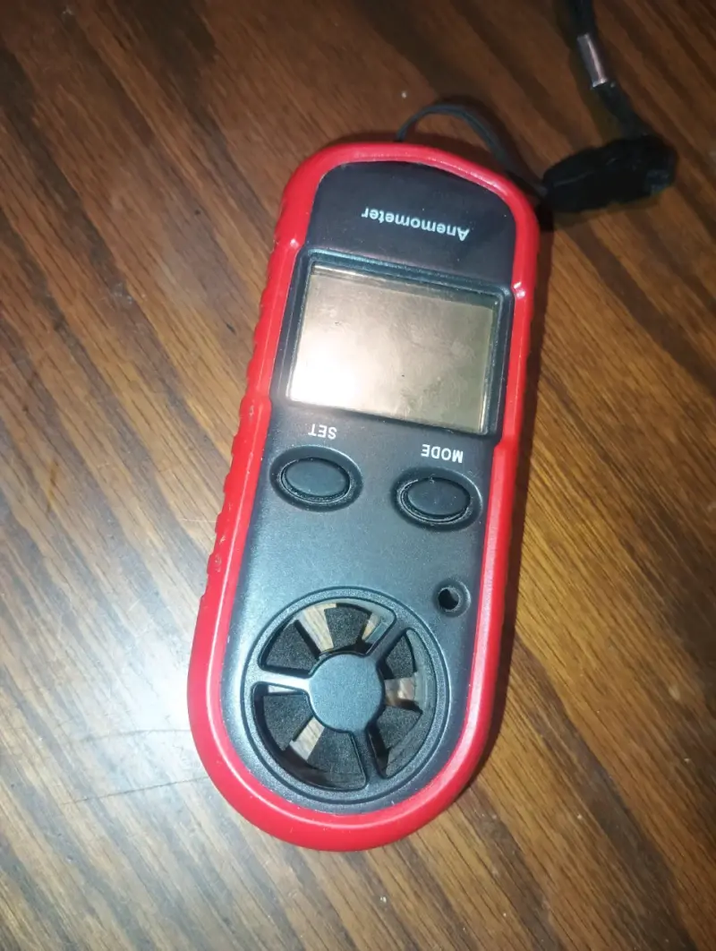 Anemómetro digital portátil rojo y negro