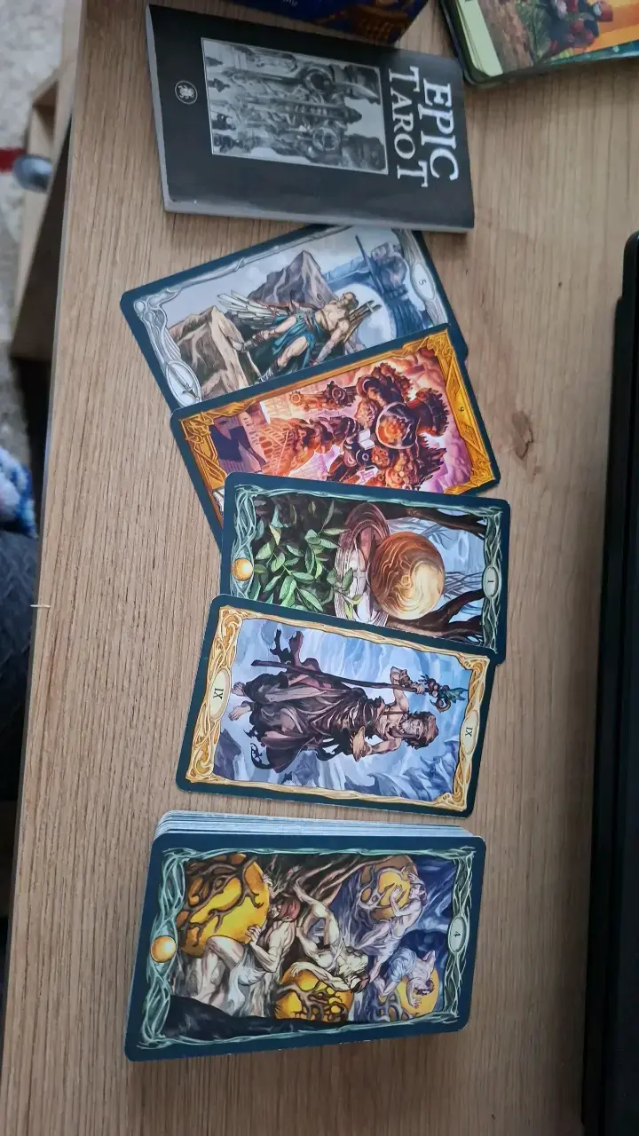 Baraja de Tarot Épico con ilustraciones detalladas