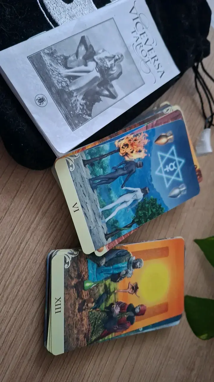 Baraja de Tarot Viceversa con ilustraciones únicas