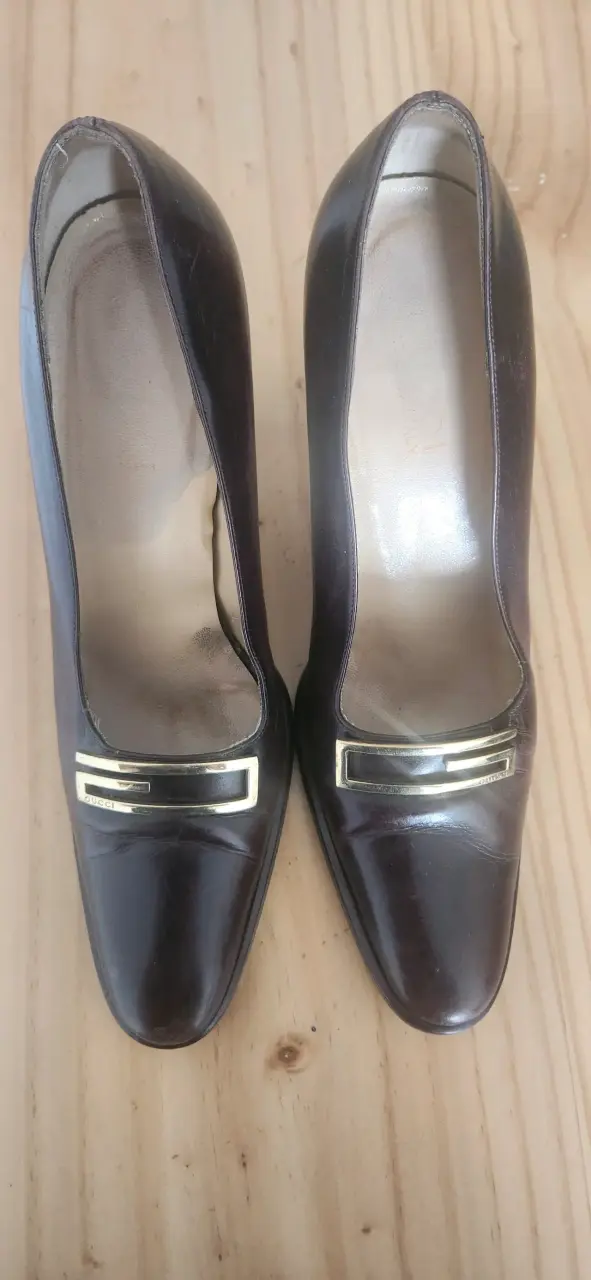 Zapatos de tacón Gucci marrones con detalle dorado - 1